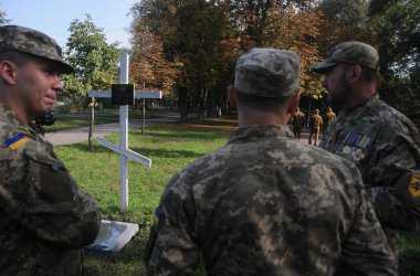 Ordu, Ukrayna 'nın bağımsızlığı ve toprak bütünlüğü için 11 Ekim 2020' de Kiev 'de ölen askerlerin anısına kapsülün ve anıtın seremonisi sırasında