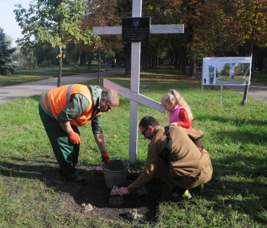 Ukrayna 'nın bağımsızlığı ve toprak bütünlüğü için ölen askerlerin anısına 11 Ekim 2020' de Kiev 'de yapılacak anıtın kapsülünü yerleştirme törenine katılanlar.