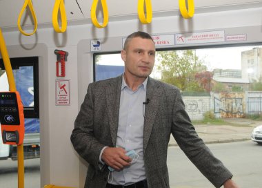 Kiev Belediye Başkanı Vitali Klitschko, 16 Ekim 2020 'de Kiev' deki yeni PESA tramvaylarının teftişi sırasında
