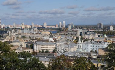 Kiev 'in eski Podolsk bölgesini, dönme dolabı olan eski meydanı ve yaldızlı kubbesi olan çan kulesini, Dinyeper Nehri' ni ve birçok şehir binasını. Kiev, 18 Ekim 2020