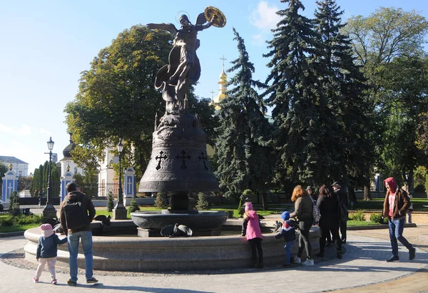 Άνθρωποι Περπατούν Κοντά Στο Νέο Σιντριβάνι Στο Vladimirskaya Gorka Άγιος — Φωτογραφία Αρχείου