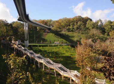 Kyiv 'i, bisikleti ve yaya köprüsünü görüyorum. Kyiv. Ukrayna. Kiev, 18 Ekim 2020