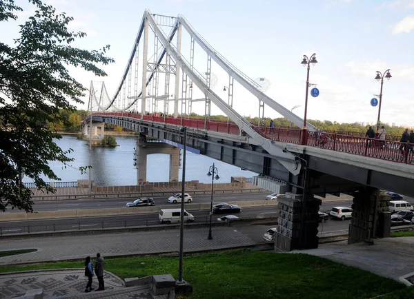 드네프르 Dnieper 가로지르는 보행자 다리가 키예프의 중앙을 지역과 해변과 키예프 — 스톡 사진