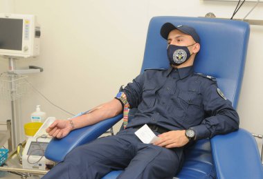 12 Kasım 2020 'de Kiev' deki Okhmatdet Çocuk Uzmanlığı Hastanesi 'ne bir polis memuru kan bağışladı..