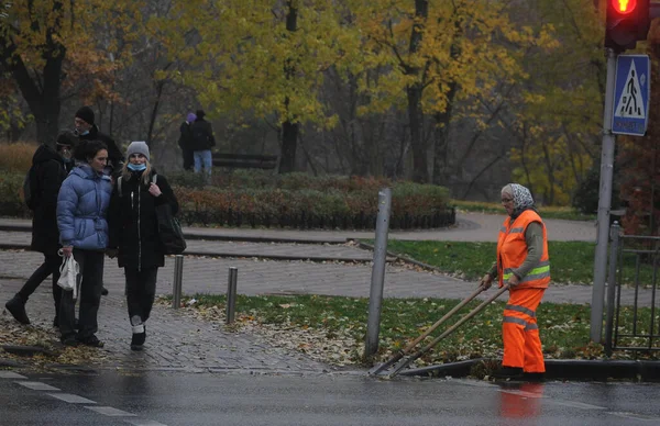 Працівник Очищає Воду Від Відходів Києві Листопада 2020 Року Стокове Фото