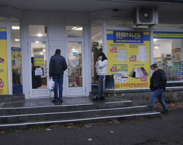 Menschen Der Nähe Des Geschäfts Kiew November 2020 — Stockfoto