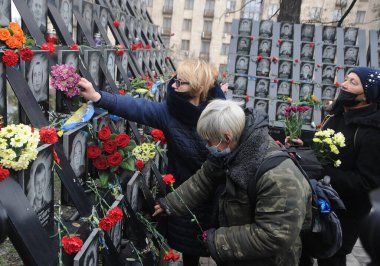 21 Kasım 2020 'de Kiev' de Cennetin Düşmüş Kahramanları 'nın Cennetin Yüzler Sokağı' ndaki Onur ve Özgürlük Günü 'ndeki portrelerine çiçekler serdi.