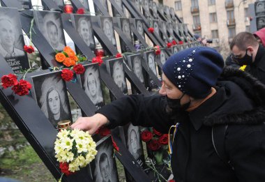 21 Kasım 2020 'de Kiev' de Cennetin Düşmüş Kahramanları 'nın Cennetin Yüzler Sokağı' ndaki Onur ve Özgürlük Günü 'ndeki portrelerine çiçekler serdi.