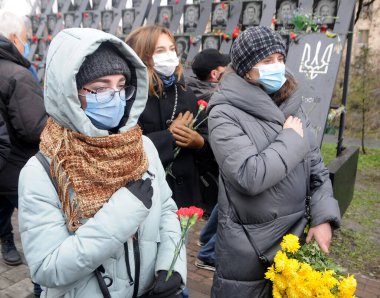 Cennetin düşmüş kahramanları için dua hizmetine katılanlar, 21 Kasım 2020 'de Kiev' de Cennetin Kahramanları Sokağı 'nda, Mikail Kilisesi' nin yanında,