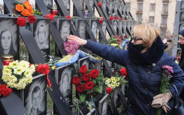 21 Kasım 2020 'de Kiev' de Cennetin Düşmüş Kahramanları 'nın Cennetin Yüzler Sokağı' ndaki Onur ve Özgürlük Günü 'ndeki portrelerine çiçekler serdi.