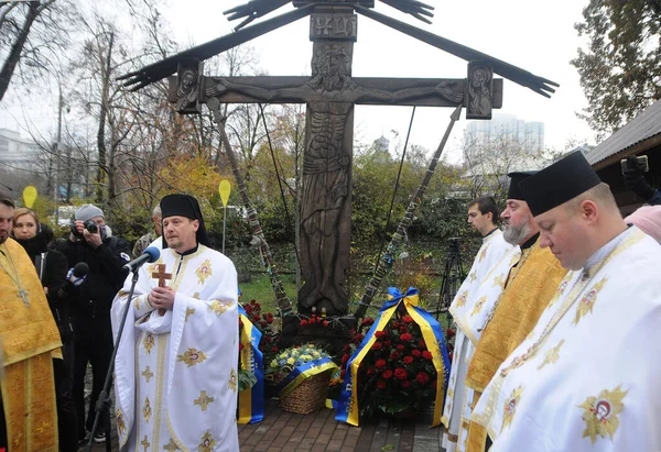 Учасники Молитви Полеглих Героїв Небесної Сто Біля Церкви Архангела Михаїла — стокове фото