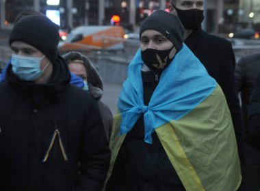 Geçit törenine katılanlar saygınlığınızı kaybetmeyin! Özgürlüğü savun! 