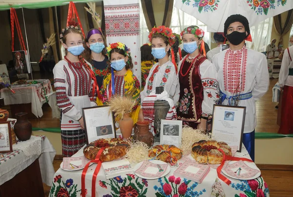 Молодежь Традиционных Украинских Костюмах Медицинских Масках Время Празднования Дня Святого — стоковое фото