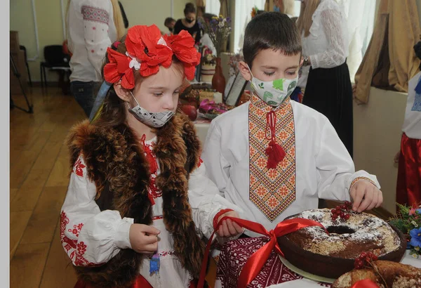 Niño Una Niña Con Trajes Tradicionales Ucranianos Máscaras Médicas Durante — Foto de Stock