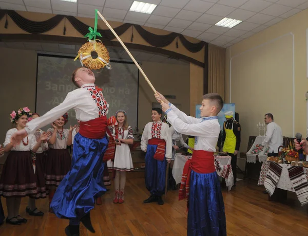 Niños Con Trajes Tradicionales Ucranianos Realizan Rito Tradicional Morder Kalita — Foto de Stock