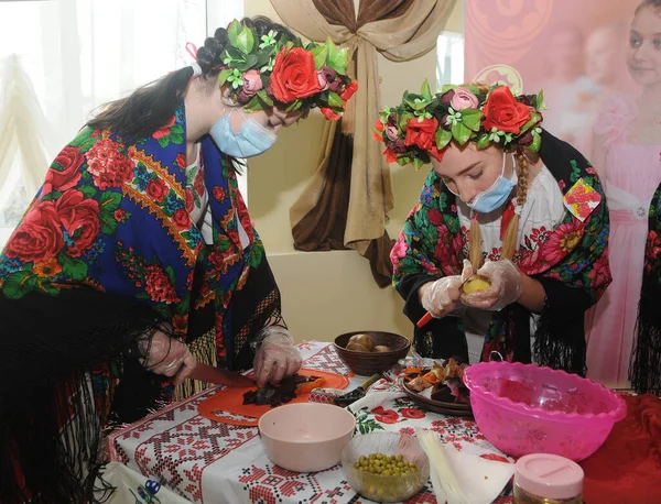 Meninas Trajes Tradicionais Ucranianos Máscaras Médicas Preparando Vinagrete Salada Durante — Fotografia de Stock