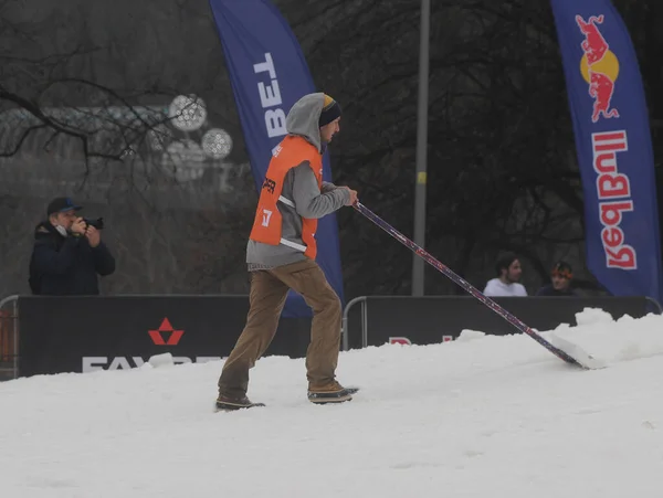 Pracownik Łopatą Podczas Międzynarodowego Konkursu Double Triple Snow Fest Kijowie — Zdjęcie stockowe