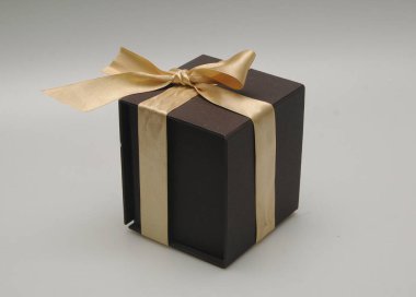 23 Aralık 2020 'de Kiev' de beyaz bir arkaplanda yılbaşı hediyesi..