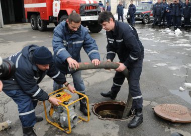 Ukrayna Acil Durum Bakanlığının çalışanları 1 Nisan 2013, Pazartesi günü Kiev 'de motor pompası alıyorlar..