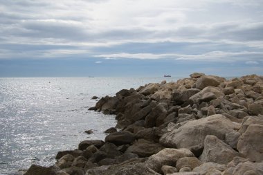 İspanya 'da bulutlu kayalar, deniz ve mavi gökyüzü