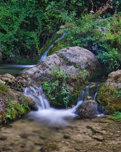 Vackert Vattenfall Mellan Klipporna Floden — Stockfoto