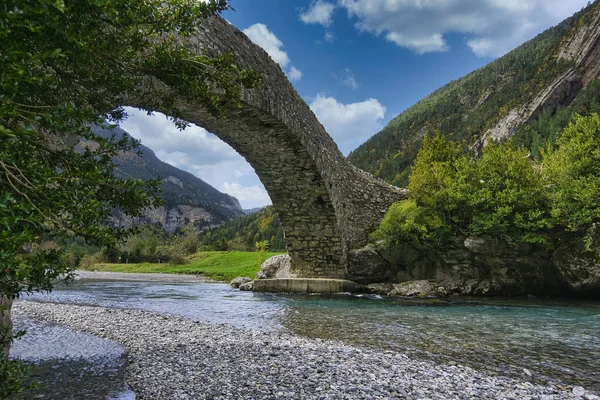 Římský Most Přes Řeku Rychlé Vody Pyrenejích — Stock fotografie
