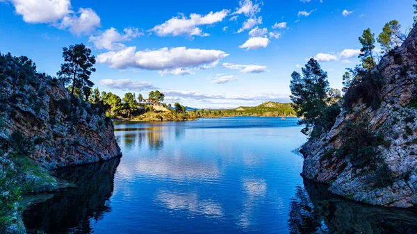 Suda yansıması olan göl.