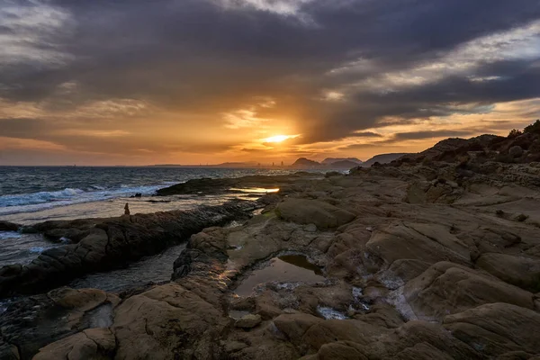 Bulutlu bir günde kumsalda gün batımı