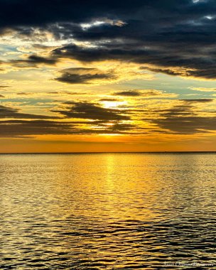Sahilde güneşin doğuşunu izlemek
