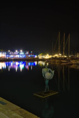 Hilal gecesinde liman İspanya 'da denizdeki yansımalarla