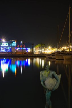 Hilal gecesinde liman İspanya 'da denizdeki yansımalarla