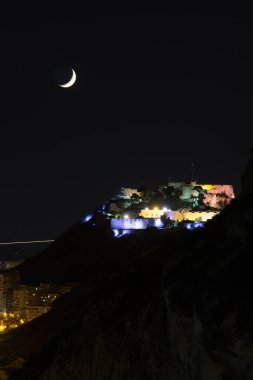 Şehrin güzel manzarası, gecenin kumsalı ve şatosu, İspanya