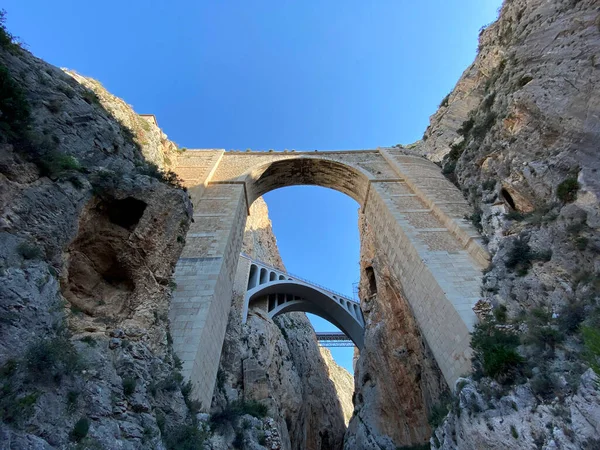 Starověký Římský Most Spojující Kaňon Španělsku — Stock fotografie