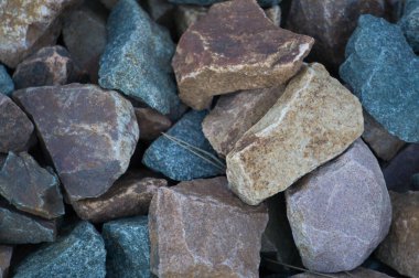 Doğal taş. İspanya 'daki nehirde renkli çakıl taşları