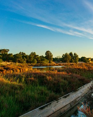 İspanya 'da günbatımı kırsal çiftlik ve tuz gölü ufuk çizgisi manzarası