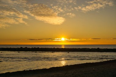 İspanya 'da bulutlarla kumsalda güzel ve renkli bir gün doğumu