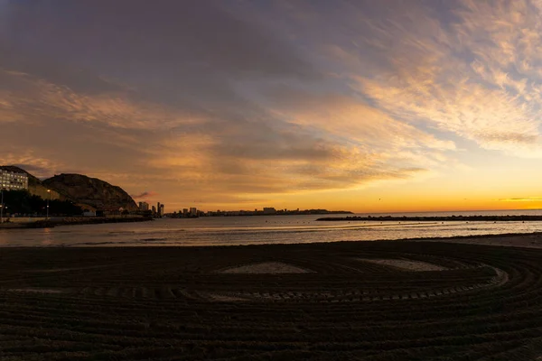 Hermoso Colorido Amanecer Playa Con Algunas Nubes España — Foto de Stock