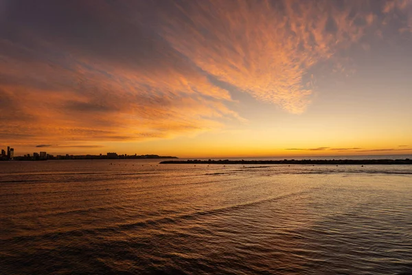 Hermoso Colorido Amanecer Playa Con Algunas Nubes España — Foto de Stock