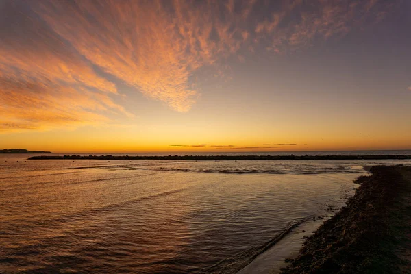 Beau Coloré Lever Soleil Sur Plage Avec Quelques Nuages Espagne — Photo