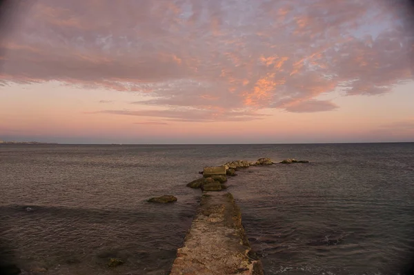 Belo Colorido Nascer Sol Praia Com Algumas Nuvens Espanha — Fotografia de Stock