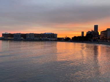 Güzel ve renkli gün batımı Sahilde bulut, İspanya