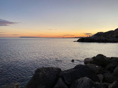 Güzel ve renkli gün batımı Sahilde bulut, İspanya