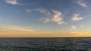 Güzel ve renkli gün batımı Sahilde bulut, İspanya