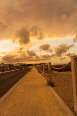 Güzel ve renkli bir gün batımı Yollarda bulut, İspanya