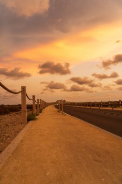Güzel ve renkli bir gün batımı Yollarda bulut, İspanya