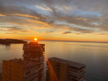 İspanya 'da bulutlarla kumsalda güzel ve renkli bir gün doğumu