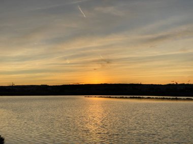 Güzel ve renkli gün batımı Sahilde bulut, İspanya