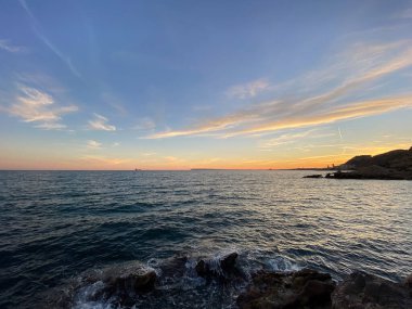 Güzel ve renkli gün batımı Sahilde bulut, İspanya