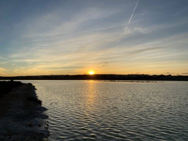 Güzel ve renkli gün batımı Sahilde bulut, İspanya