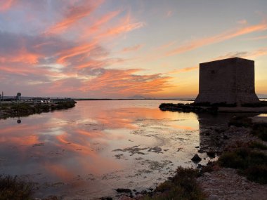 İspanya 'da kulesi olan gölde güzel ve renkli bir gün batımı